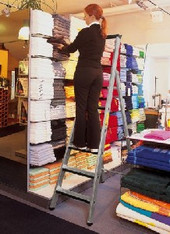 Stufen-Stehleiter 2,95 m Arbeitshöhe mieten leihen